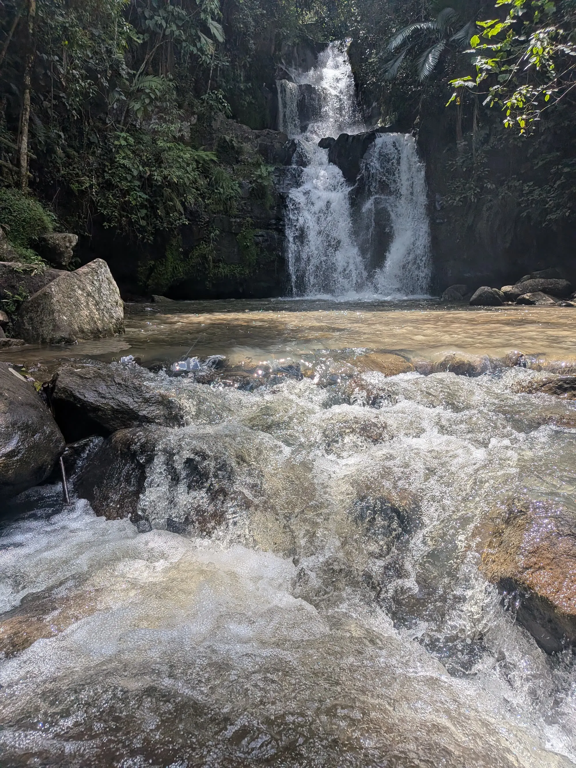 Cascada El Cinco falling into its pool