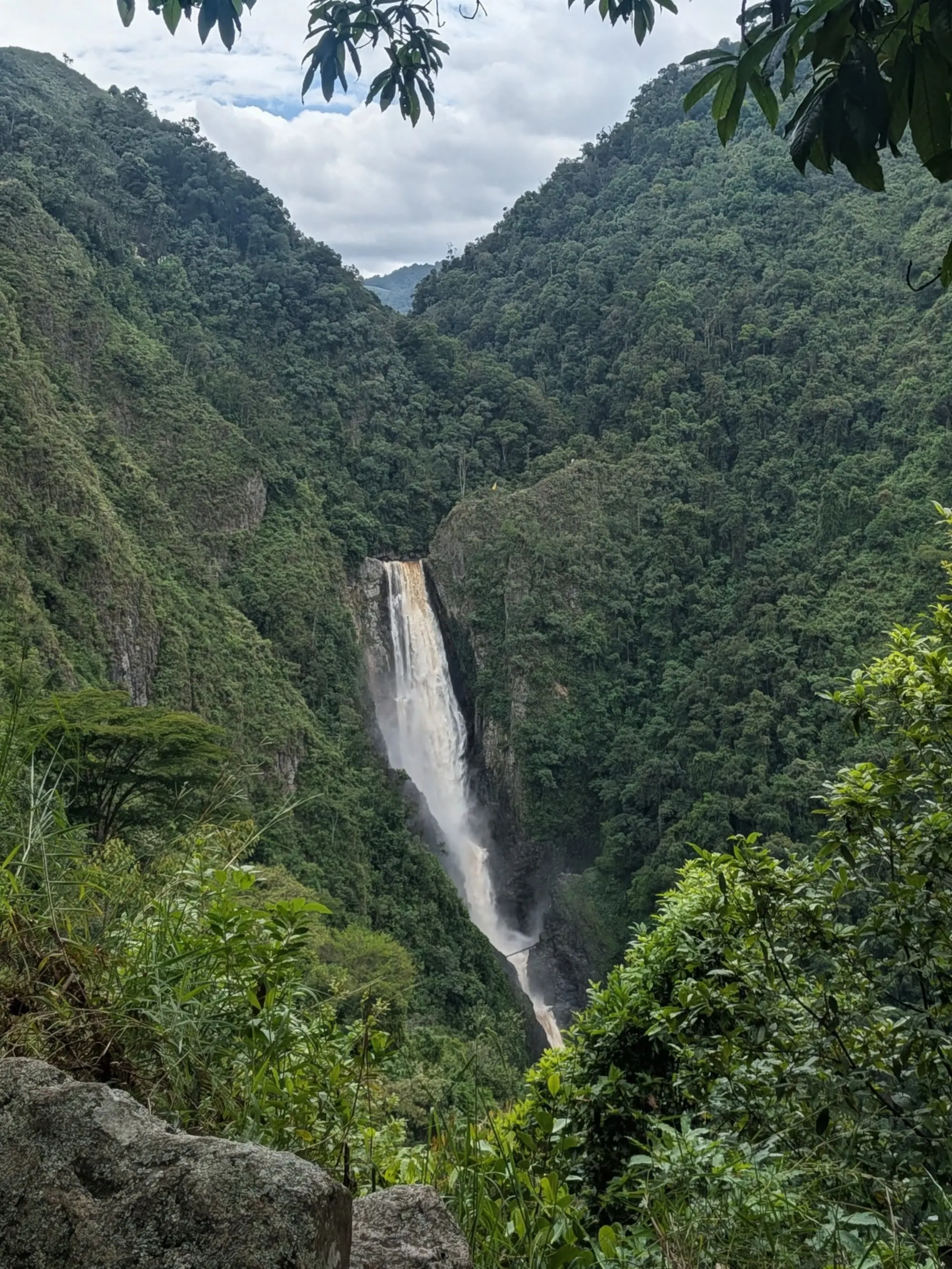 Salto de Bordones, 400 meters of waterfall dropping into the canyon in two tiers