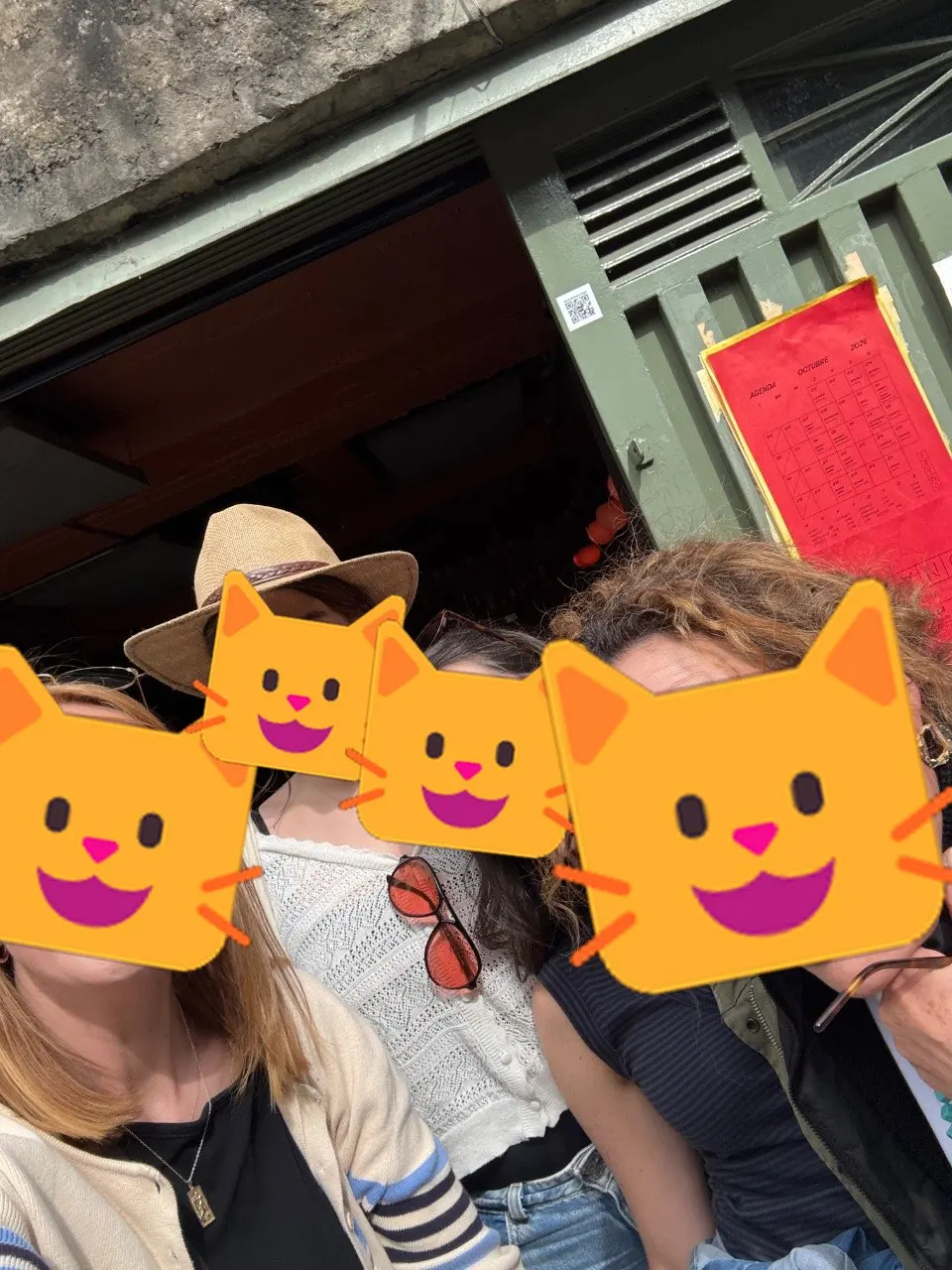 Las gatas at the door of FRANC