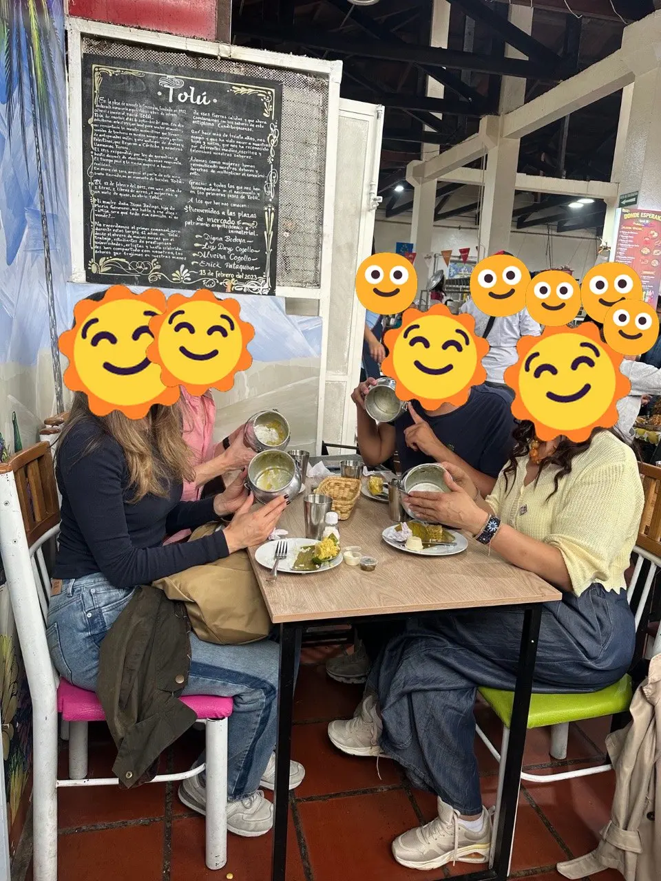 Los muiscas insurgentes eating ajiaco at the market