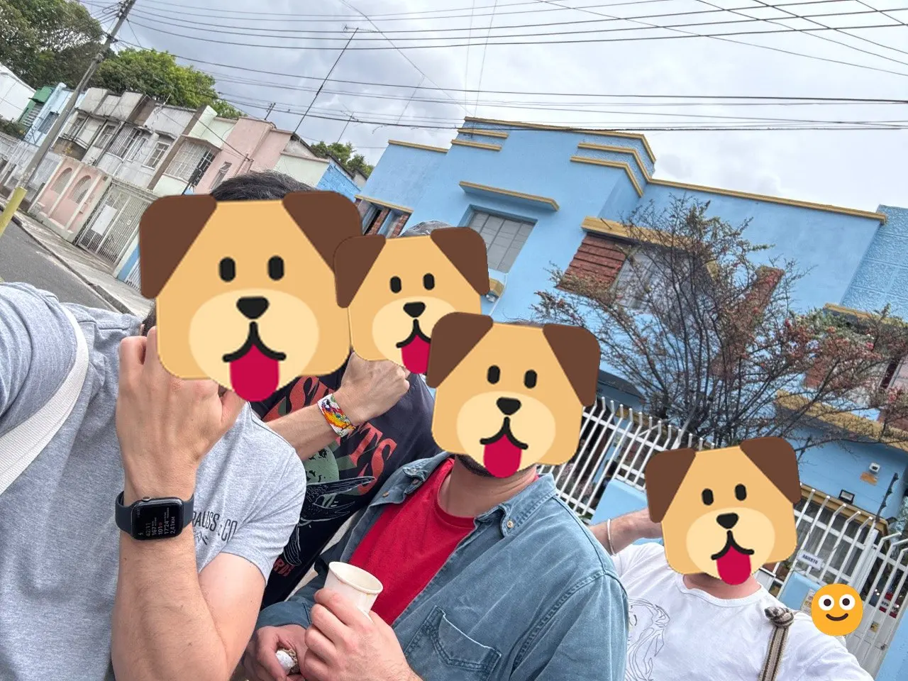 Lxs perritxs pushing up their glasses, Betty-style