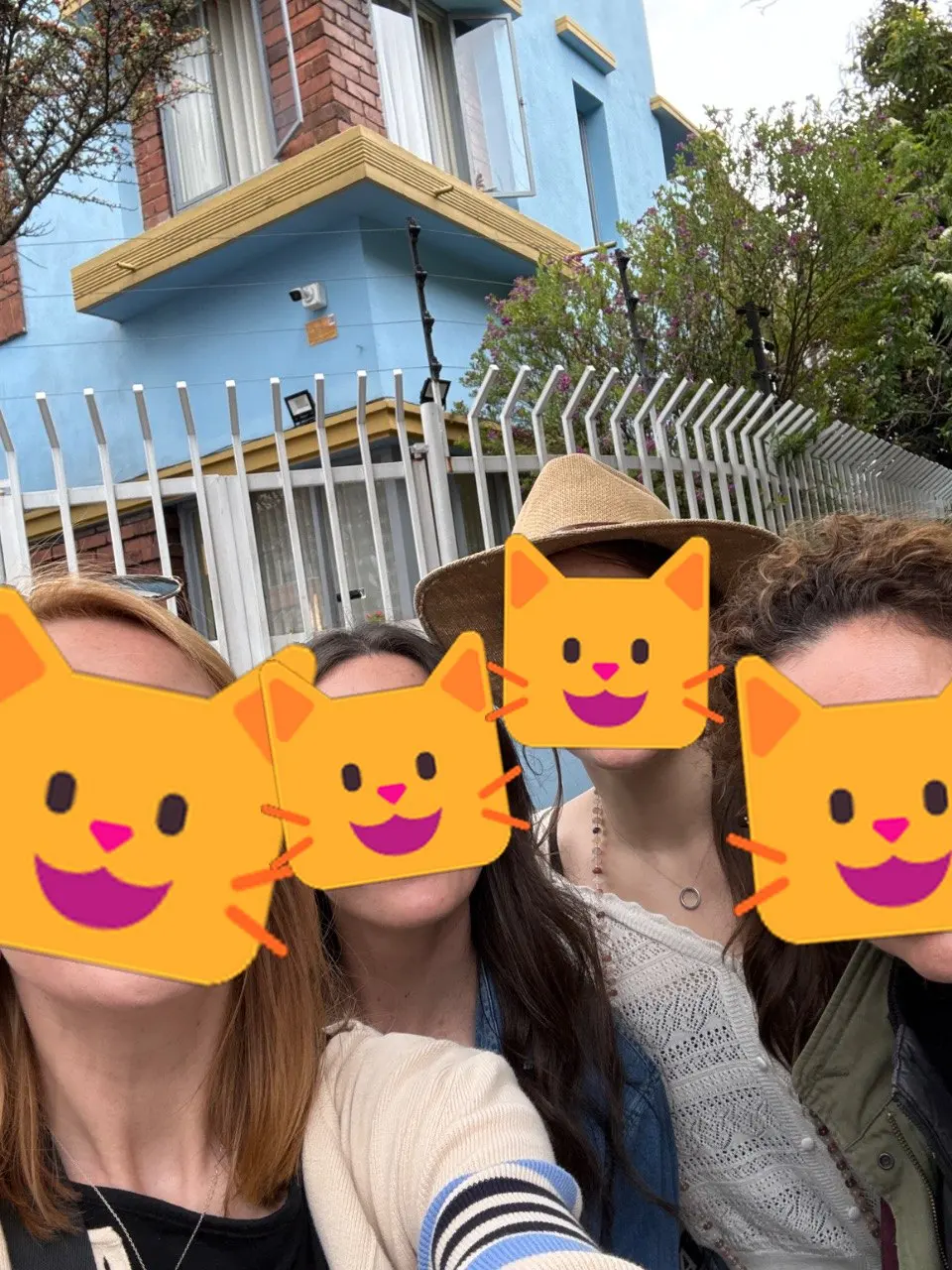 Las gatas outside the blue house from Betty la Fea
